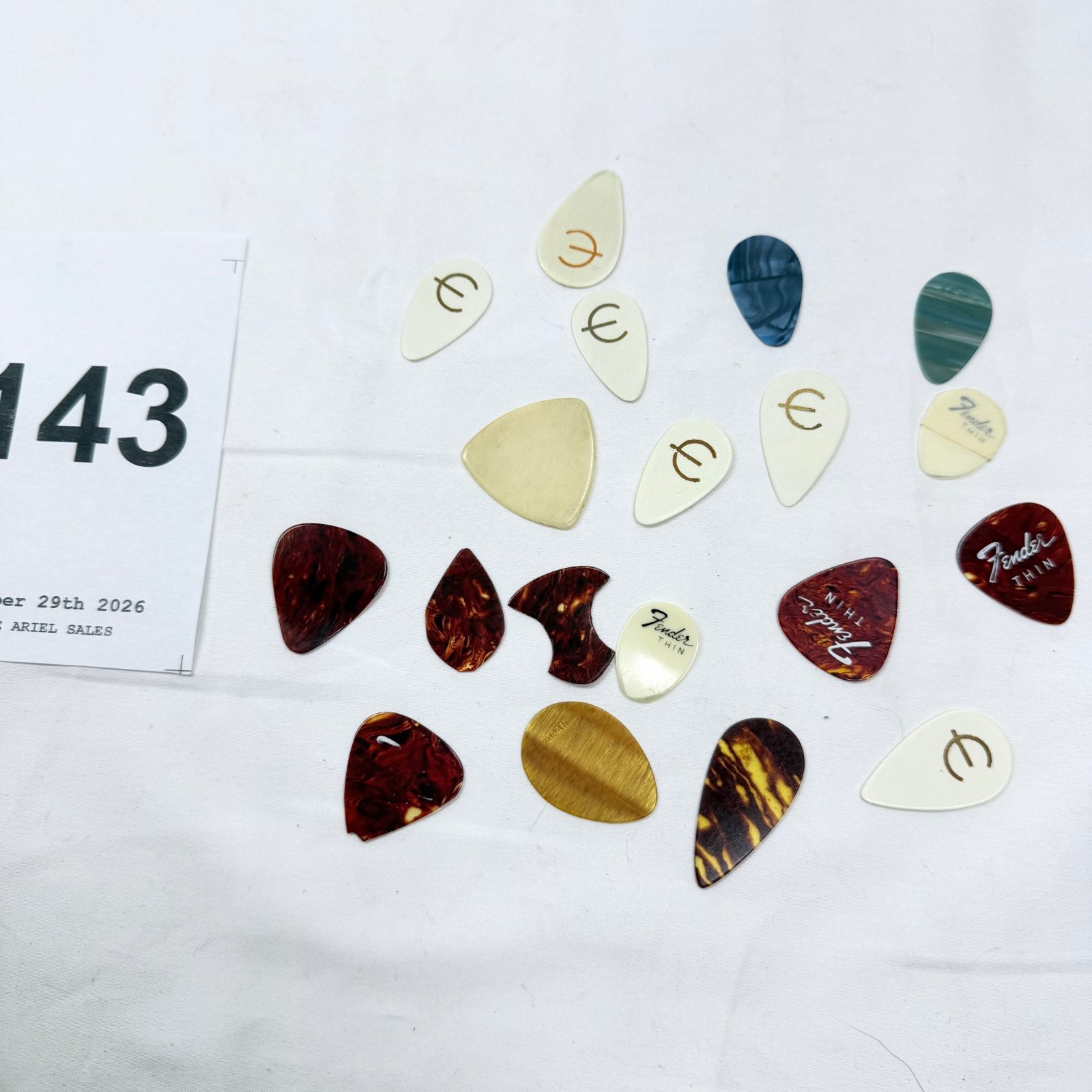 Lot 143: Mixed guitar pick lot, Fender Thin celluloid picks with brass and tortoiseshell picks, 17 pieces