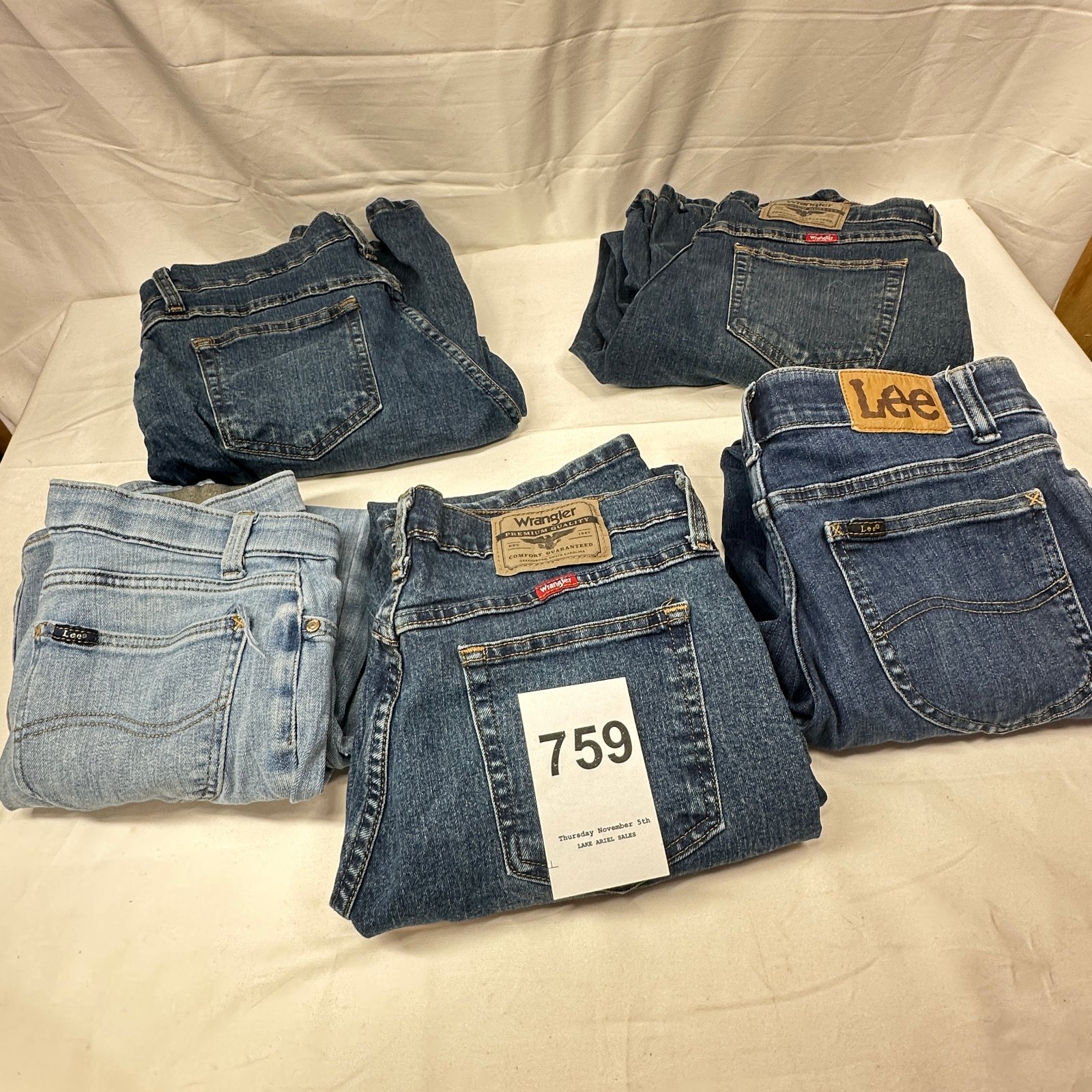 Lot 759: Lot of 5 men's jeans, Wrangler Premium Quality & Lee Slim Fit Straightleg, sizes 30-33, denim blue jean pants