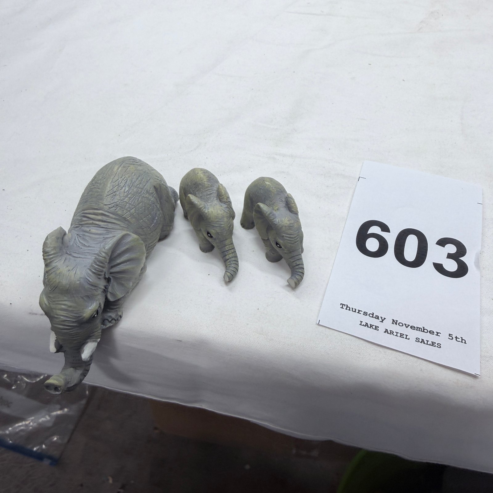 Lot 603: Resin elephant family figurine set, carved stone-look mother and two calves, 3-piece decorative collection