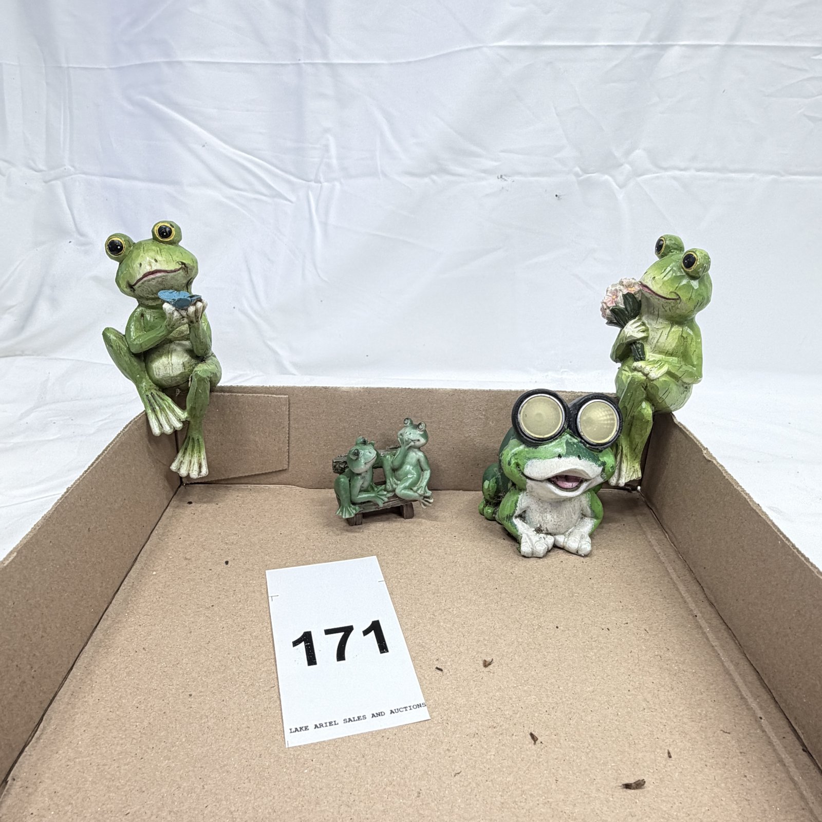 Lot 171: Resin garden frog figurine set, 5 pieces including solar light frog and bench pair