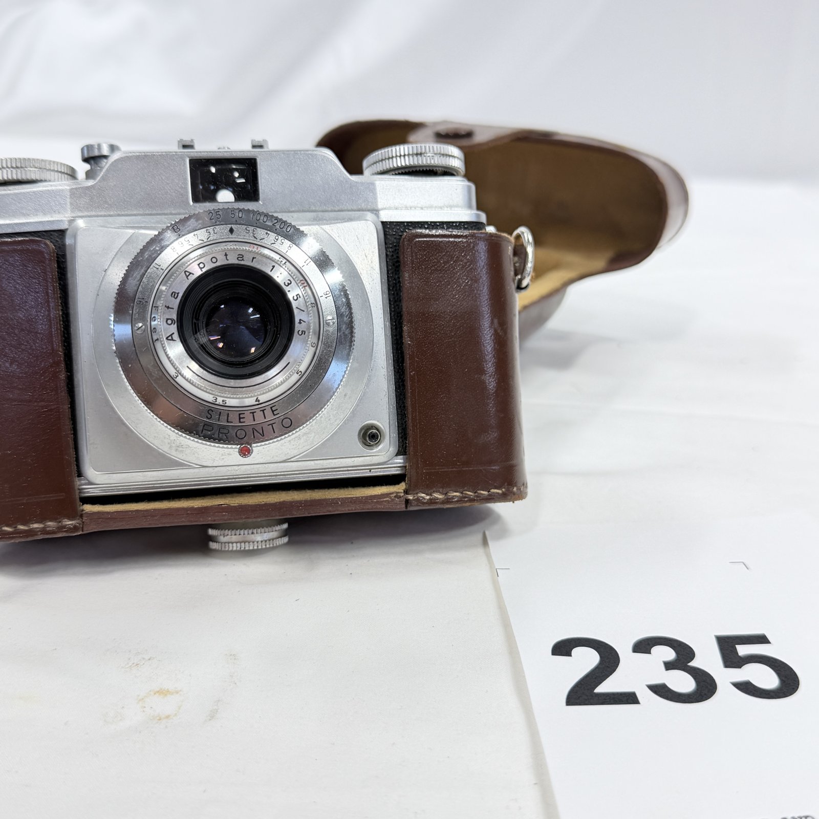 Lot 235: 1950s Agfa Silette Pronto 35mm camera with Agfa Apotar 45mm f/3.5 lens, leather case