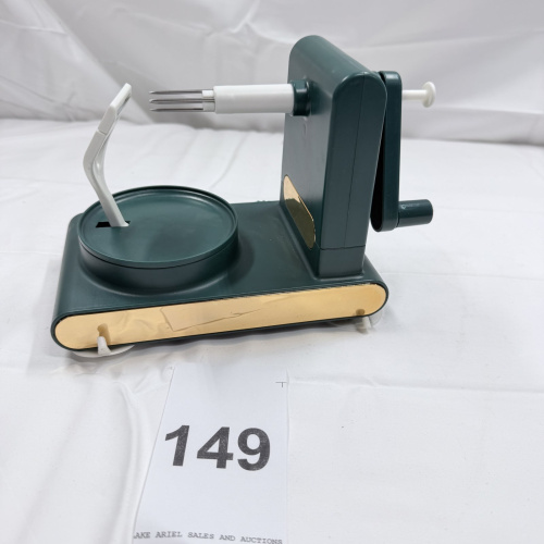 Lot 149: Vintage Manual Apple Peeler Corer Slicer Green Plastic Base Hand Crank