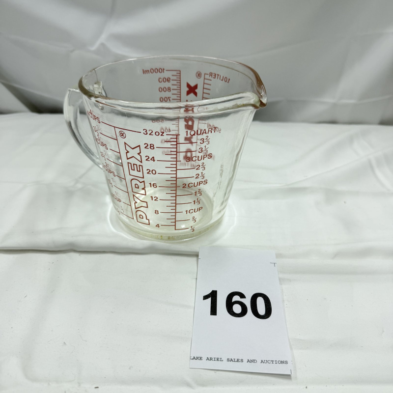 Lot 160: Pyrex 4-Cup Glass Measuring Cup with Handle and Spout