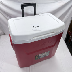 Lot 174: Igloo Wheeled Cooler 28 Quarts 33 Cans Red Laguna 28 Roller Model 4801746