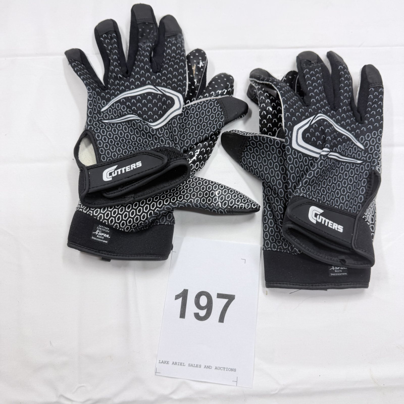 Lot 197: Cutters S150 Game Day Receiver Gloves Black Size L/XL ASFIA Certified