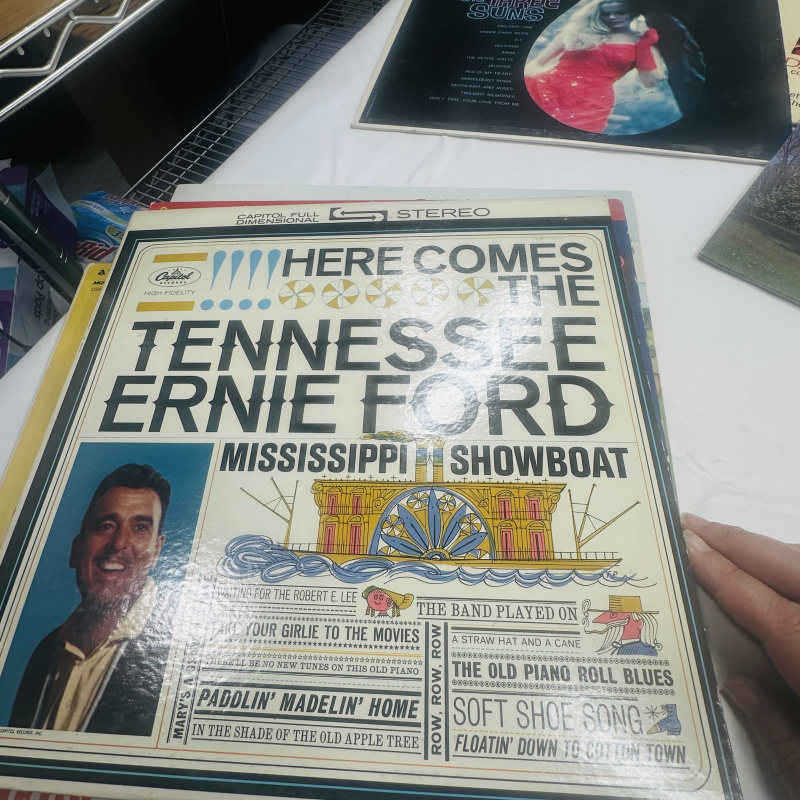 Lot 273: Vintage Vinyl Record Album Lot - Mamas & Papas, Chipmunk Punk, Tennessee Ernie Ford