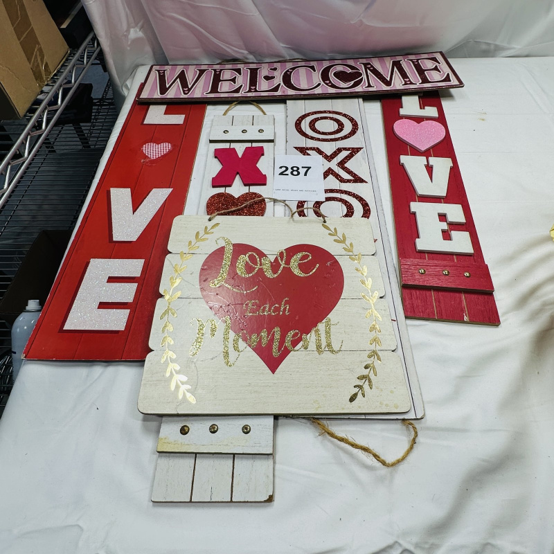 Lot 287: Valentine's Day Welcome Sign Wood Wall Decor LOVE XOXO Red Pink Hearts