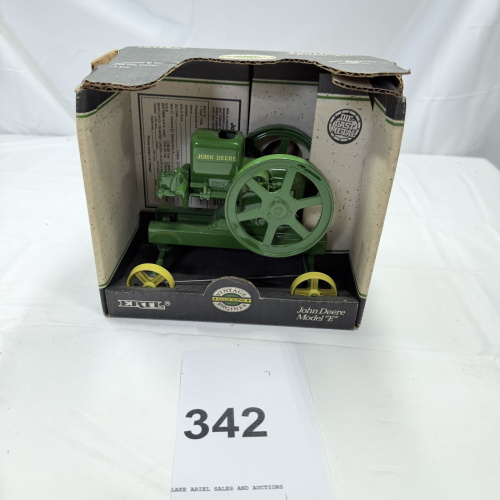 Lot 342: ERTL John Deere Model E Vintage Gasoline Engine 1/6 Scale Die-Cast Green