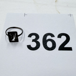 Lot 362: Sterling Silver Ring with Lion Rampant Crest Design, Size 1.55g, #362