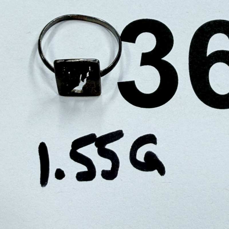 Lot 362: Sterling Silver Ring with Lion Rampant Crest Design, Size 1.55g, #362
