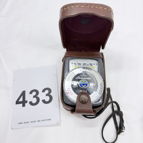 Lot 433: Vintage Gossen Lunasix light meter with brown leather case, ASA scale