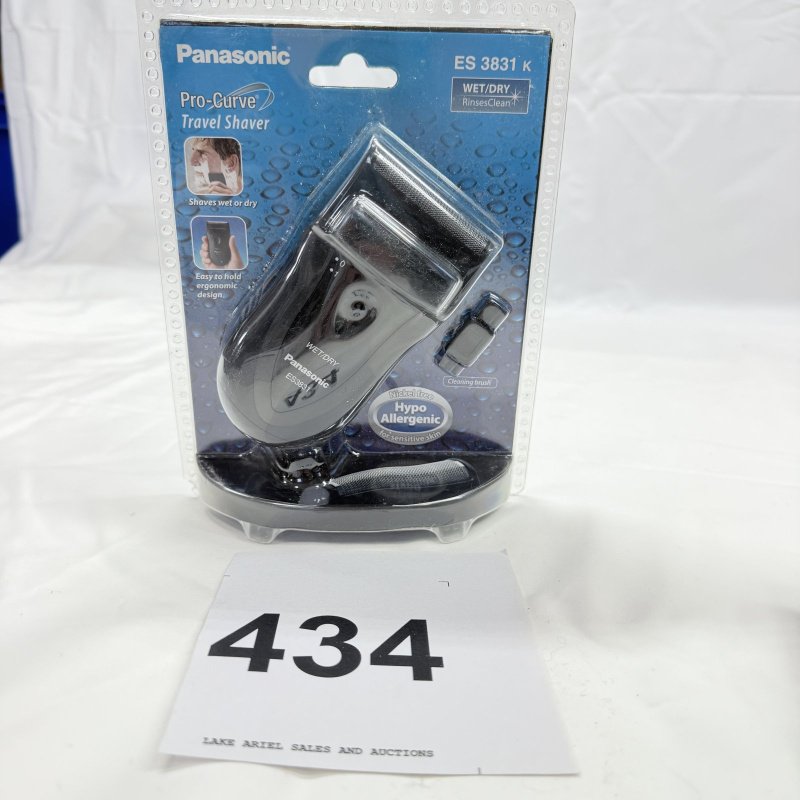 Lot 434: Panasonic Pro-Curve ES3831K Wet/Dry Travel Shaver, hypoallergenic nickel-free, new in package