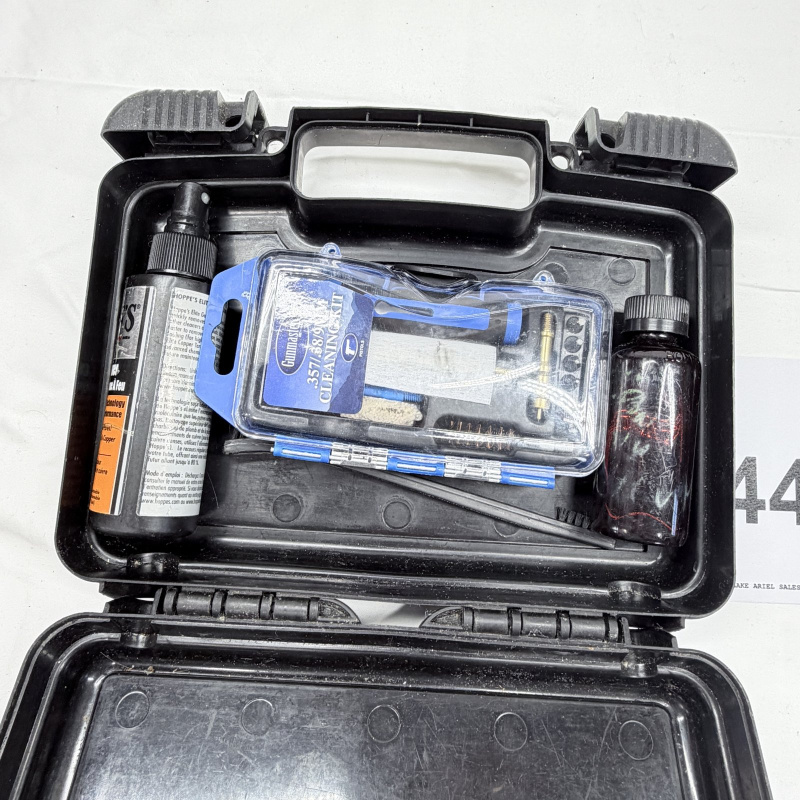 Lot 445: Hoppe's Elite "Gun Kit on the Go" lockable gun cleaning case with Gunmaster .357/.38/9mm cleaning kit