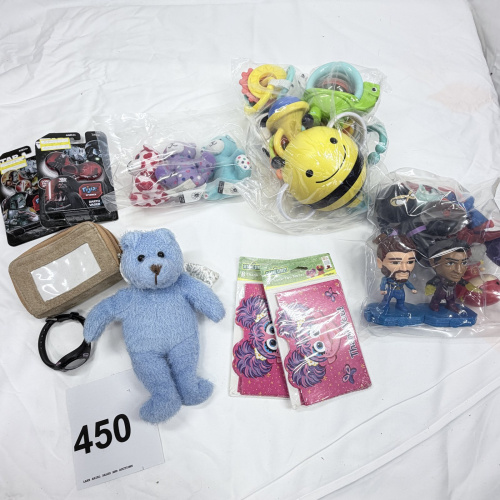 Lot 450: Mixed toy lot: Star Wars Fyjix Spinners (Boba Fett & Darth Vader), baby teether toys, Sesame Street thank-you notes, mini figures & plush bear