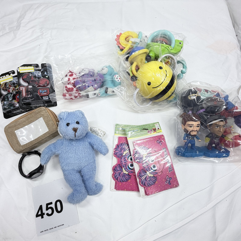 Lot 450: Mixed toy lot: Star Wars Fyjix Spinners (Boba Fett & Darth Vader), baby teether toys, Sesame Street thank-you notes, mini figures & plush bear