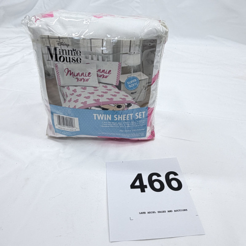 Lot 466: Disney Minnie Mouse "Minnie XOXO" Twin Sheet Set, Jay Franco & Sons, 3-piece super soft polyester