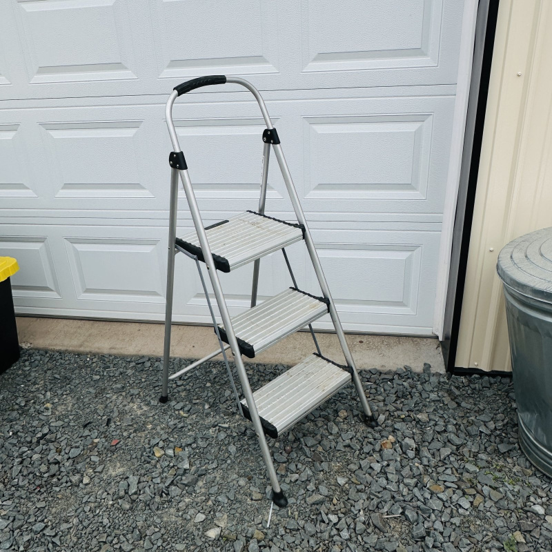 Lot 655: Aluminum 3-step folding step stool with handle, non-slip treads