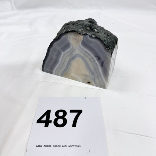 Lot 487: Polished banded agate slab with natural druzy crystal edge, gray and cream book-end specimen