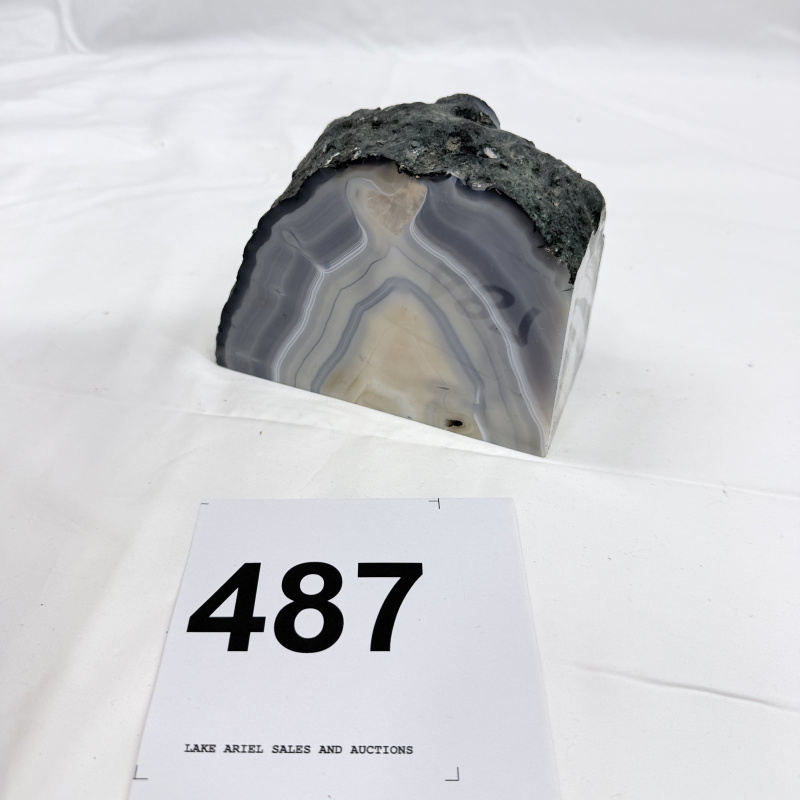Lot 487: Polished banded agate slab with natural druzy crystal edge, gray and cream book-end specimen