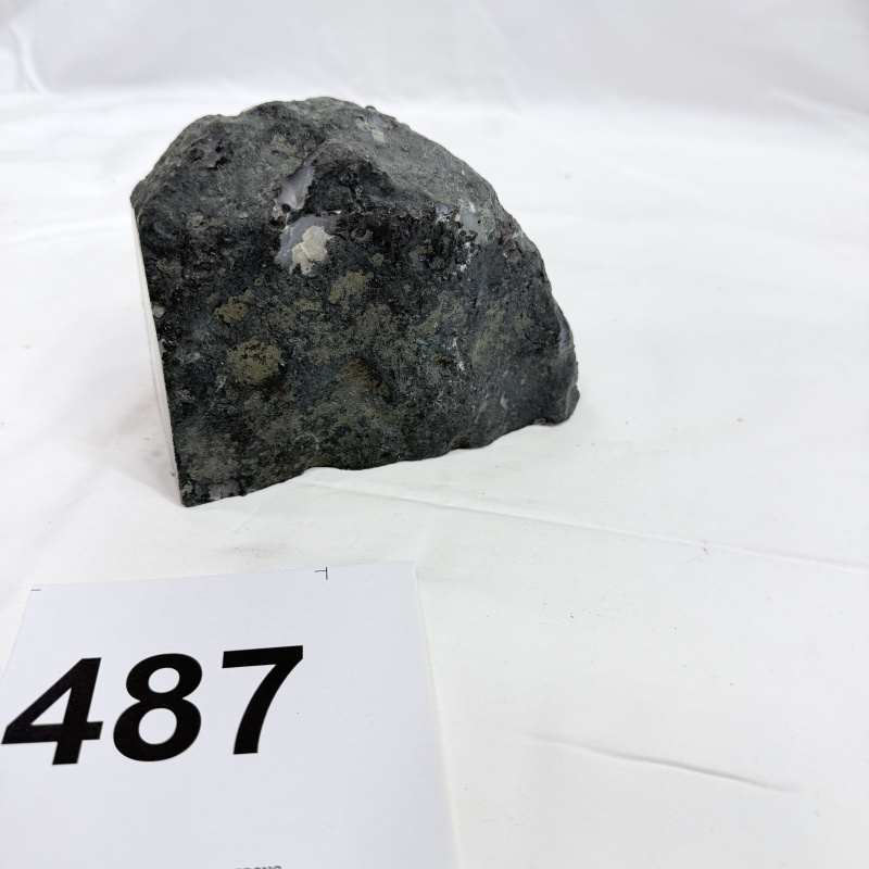 Lot 487: Polished banded agate slab with natural druzy crystal edge, gray and cream book-end specimen