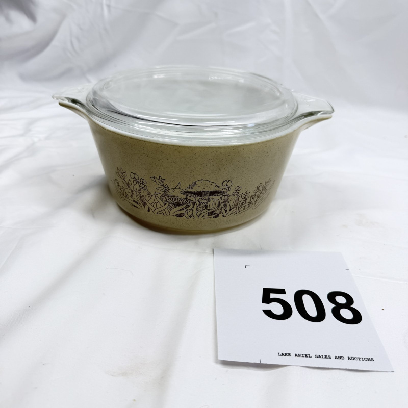 1970s Pyrex "Forest Fancies" 473-B casserole dish with lid, 1-quart