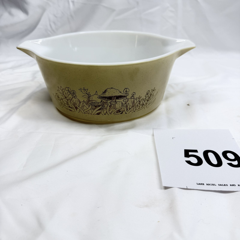 1970s Pyrex "Forest Fancies" casserole, 475-B 2.5qt
