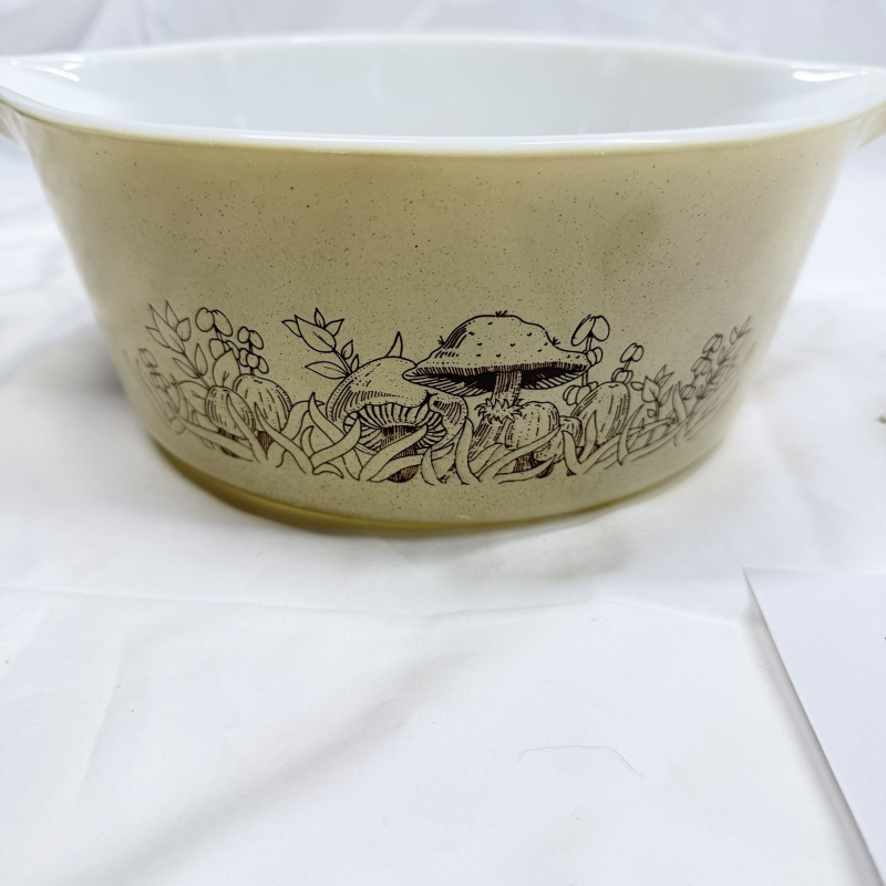 1970s Pyrex "Forest Fancies" casserole, 475-B 2.5qt