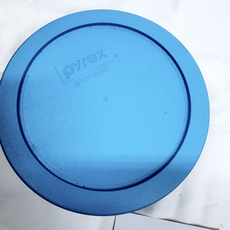 Pyrex Disney Minnie Mouse "Forever Young" 4-cup glass storage bowl with blue lid