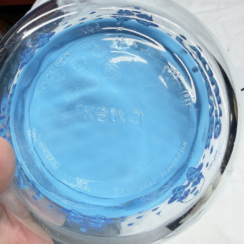 Pyrex Disney Minnie Mouse "Forever Young" 4-cup glass storage bowl with blue lid