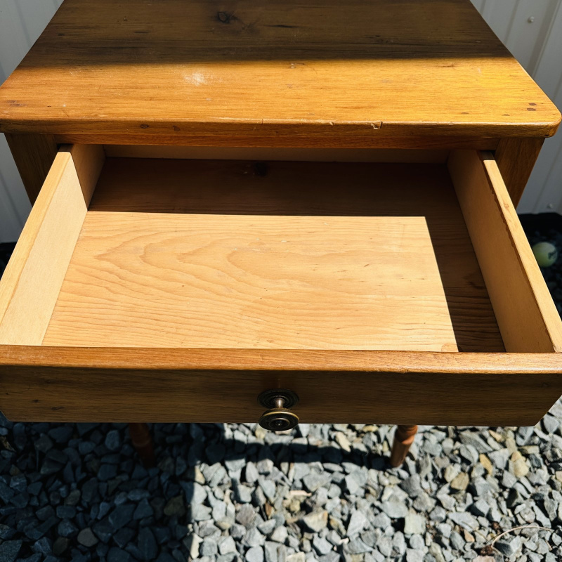 Lot 656: Vintage single-drawer side table with turned tapered legs, pine and oak construction