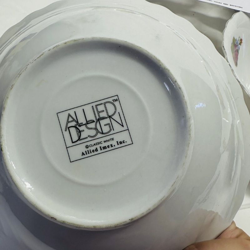 Lot 552: Vintage Allied Design "Classic White" rose floral cereal bowls, set of 4, silver trim