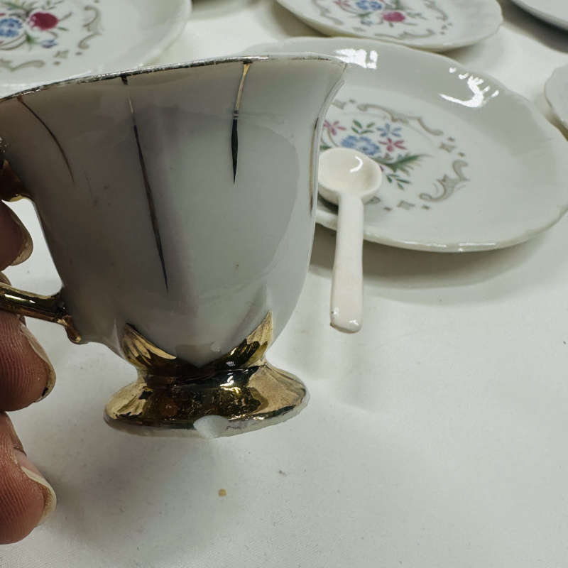 Lot 558: Vintage Japan porcelain floral demitasse cup, saucers & mini plates lot with gold trim, 9 pieces