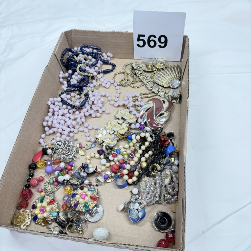 Lot 569: Vintage costume jewellery lot, mixed necklaces, brooches, earrings and beads