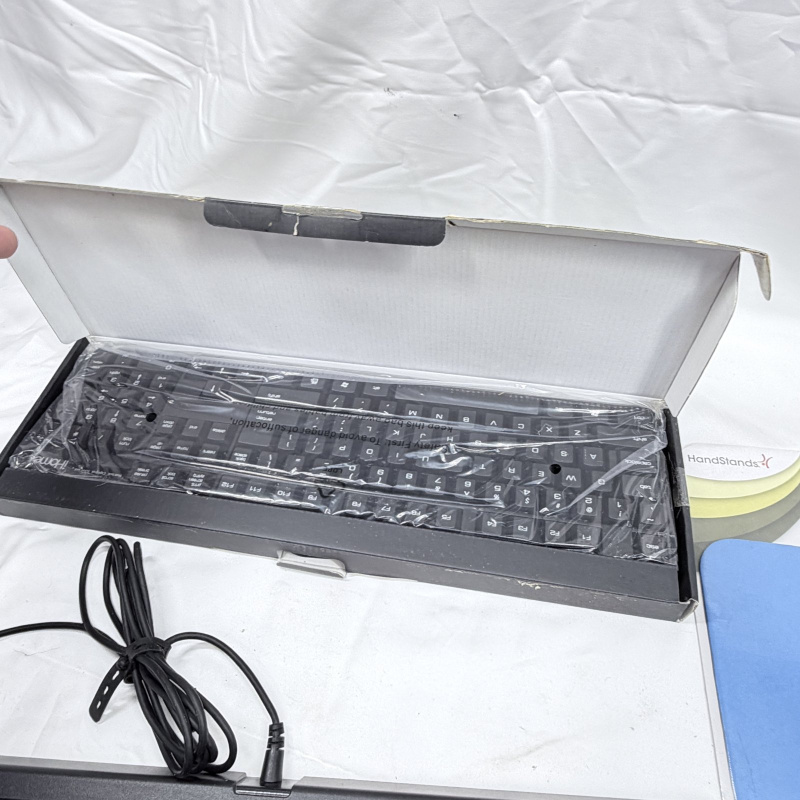 Lot 585: iHome Classic corded desktop keyboard (NIB), Razer wired gaming keyboard, and HandStands blue Mouse Mat, lot of 3