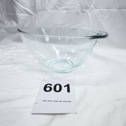 Lot 601: Pyrex 2225 clear glass mixing bowl, 2.5 QT, Made in USA