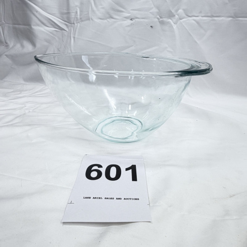 Lot 601: Pyrex 2225 clear glass mixing bowl, 2.5 QT, Made in USA