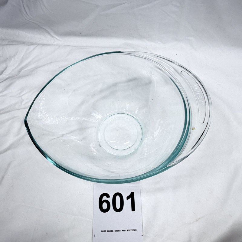 Lot 601: Pyrex 2225 clear glass mixing bowl, 2.5 QT, Made in USA
