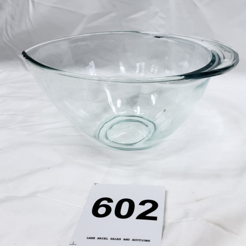 Lot 602: Pyrex 2225 clear glass mixing bowl, 2.5 Quart