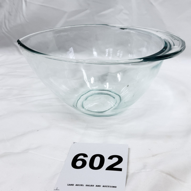 Lot 602: Pyrex 2225 clear glass mixing bowl, 2.5 Quart