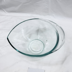 Lot 602: Pyrex 2225 clear glass mixing bowl, 2.5 Quart