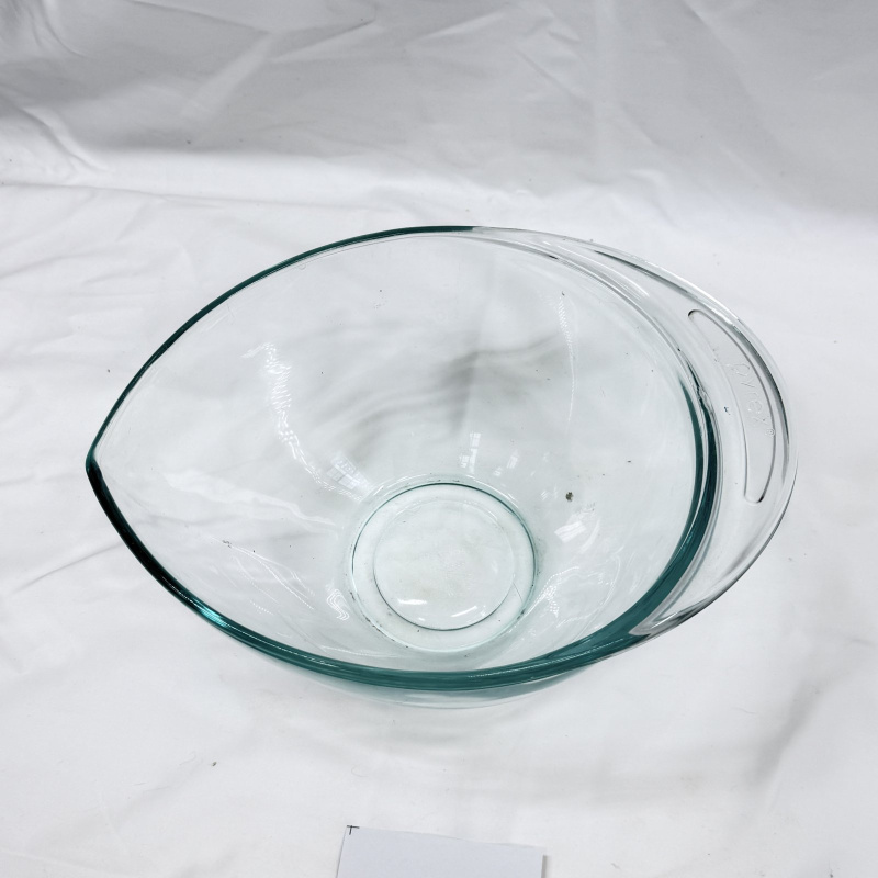 Lot 602: Pyrex 2225 clear glass mixing bowl, 2.5 Quart