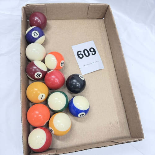 Lot 609: Vintage incomplete billiard/pool ball set, mismatched resin balls, 13 pieces