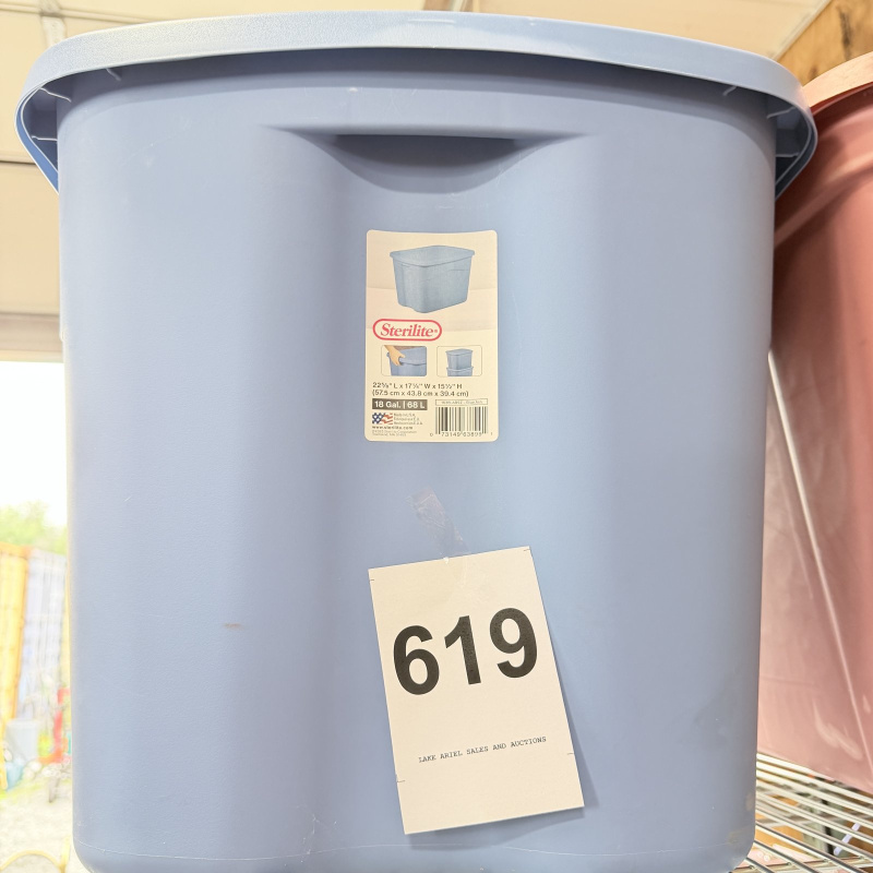 Lot 619: 2025 Sterilite 18 Gal Blue Ash storage tote with lid, model 1638LAB9Z