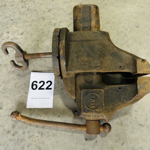 Lot 622: Vintage Erie Tool Works No. 2C cast iron bench vise, Erie PA USA