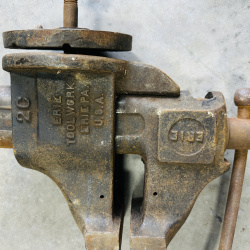 Lot 622: Vintage Erie Tool Works No. 2C cast iron bench vise, Erie PA USA
