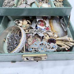 Lot 623: Vintage costume jewellery collection in two-tier vanity case, brooches, pendants, bracelet and loose pieces