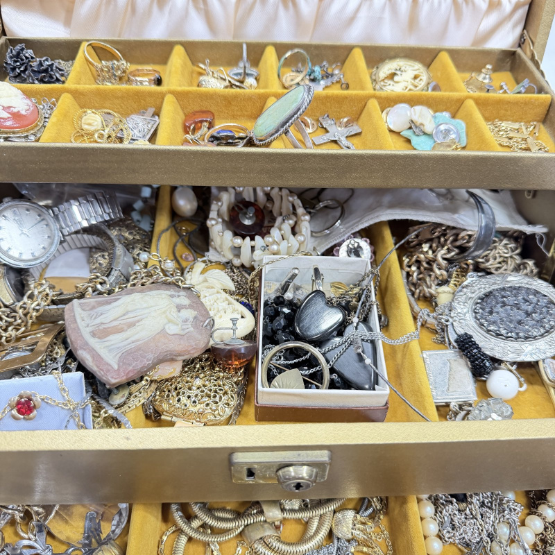 Lot 631: Vintage gold-tone three-tier jewellery box with costume jewellery collection, watches, necklaces, brooches and cameos