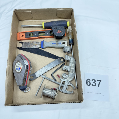 Lot 637: Mixed tool lot: Warner scraper, Black+Decker tape measure, torpedo level, tubing cutters, hex keys, Wickes chalk line