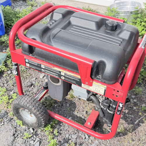 Lot 661: Husky 5000 Running Watts/6250 Starting Watts portable gas generator, Subaru engine, with cracked frame