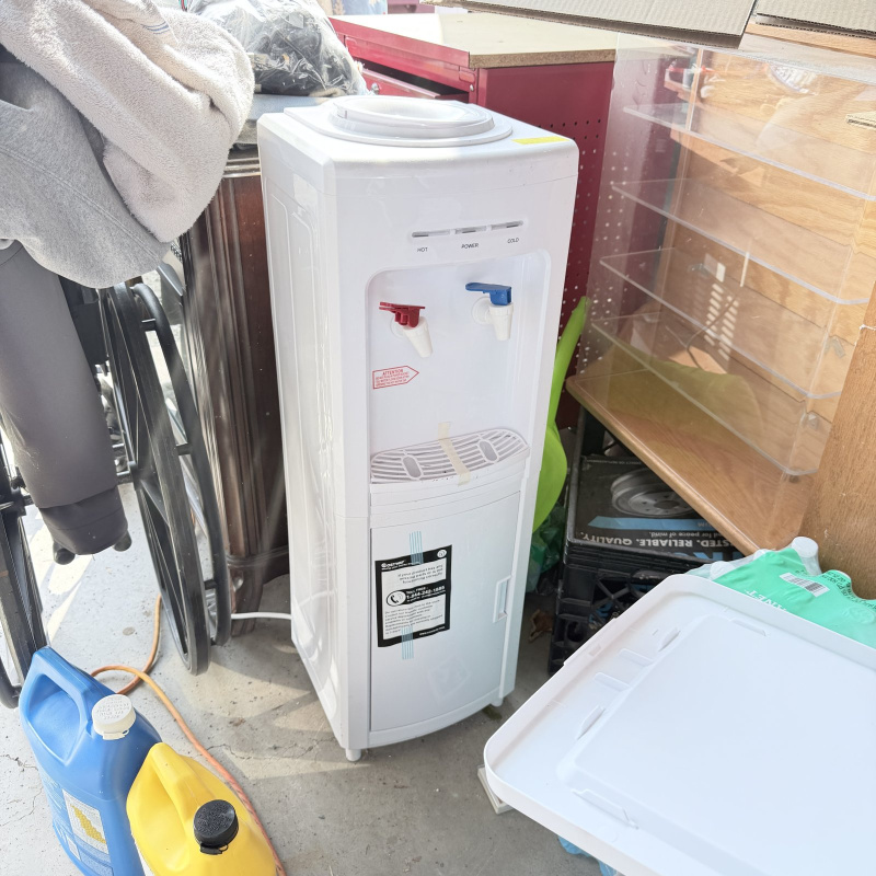 Lot 662: Costway hot and cold top-loading water cooler dispenser, white plastic freestanding unit